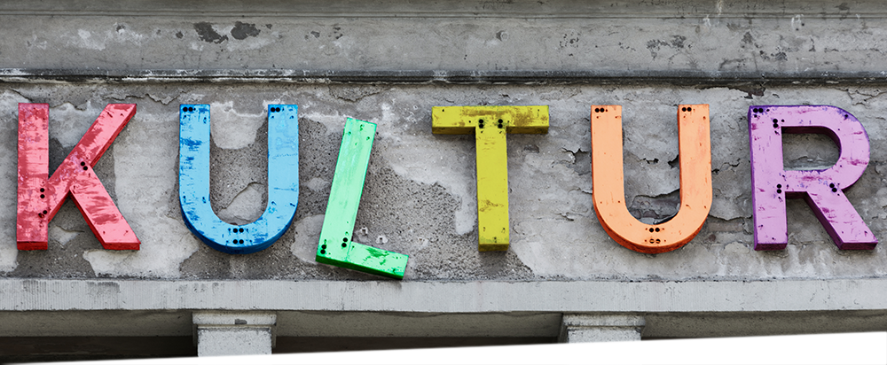 Schrift Kultur in großen bunten Buchstaben auf einer Mauer.