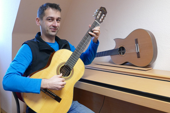 Das Bild zeigt András Toth beim Gitarre spielen. Er ist Musiklehrer für klassische Gitarre an der Musikschule Mittelsachsen.
