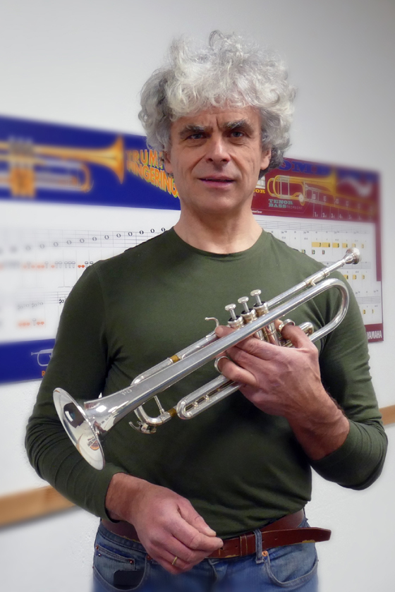 Das Bild zeigt Andreas Berger mit einer Trompete in der Hand. Er ist Musiklehrer für Blechblasinstrumente mit Fachrichtung Jazz/Rock/Pop an der Musikschule Mittelsachsen.