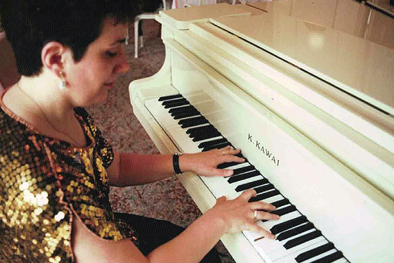 Das Bild zeigt Dr. Daniela Grigorow beim Klavier spielen. Sie ist Musiklehrerin für Klavier an der Musikschule Mittelsachsen.