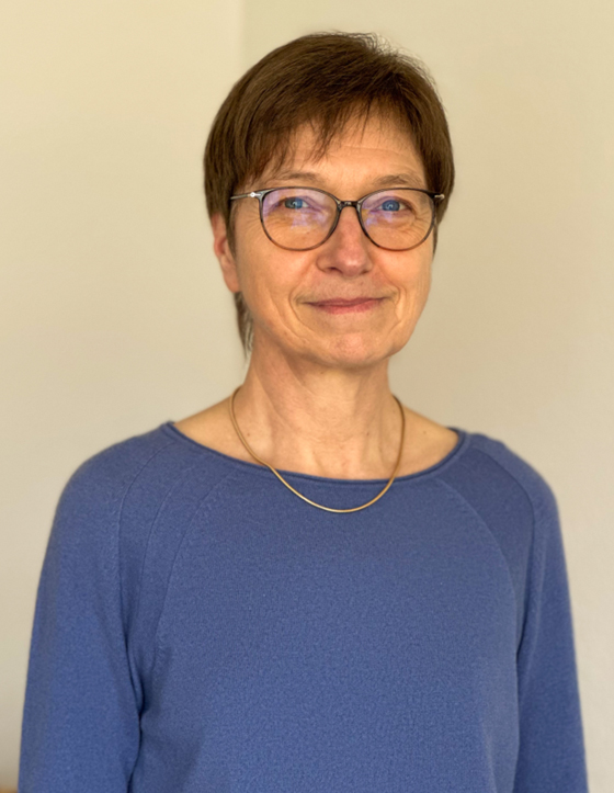 Das Bild zeigt Elisabeth Pflüger. Sie ist Musiklehrerin für Klavier an der Musikschule Mittelsachsen.