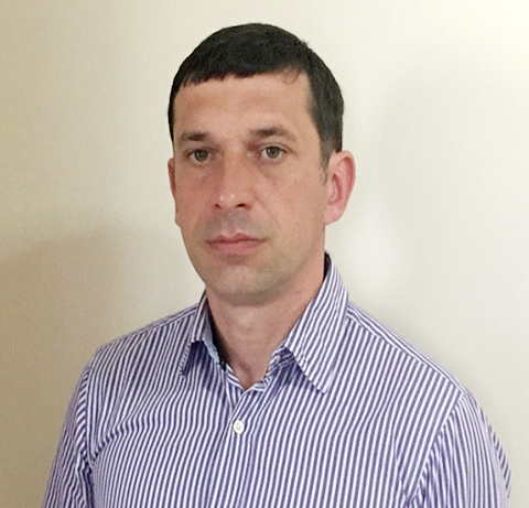 Das Bild zeigt György Lebovics. Er ist Musiklehrer für Schlagwerk und Schlagzeug an der Musikschule Mittelsachsen.