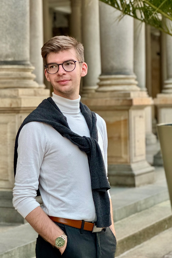 Das Bild zeigt Hannes Rauschelbach. Er ist Musiklehrer für Gesang, Klavier und Keyboard an der Musikschule Mittelsachsen.