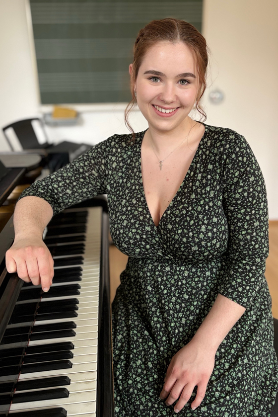 Das Bild zeigt Irina Antesberger sitzend am Klavier. Sie ist Musiklehrerin für Gesang, Klavier, Keyboard, Musikalische Früherziehung an der Musikschule Mittelsachsen.