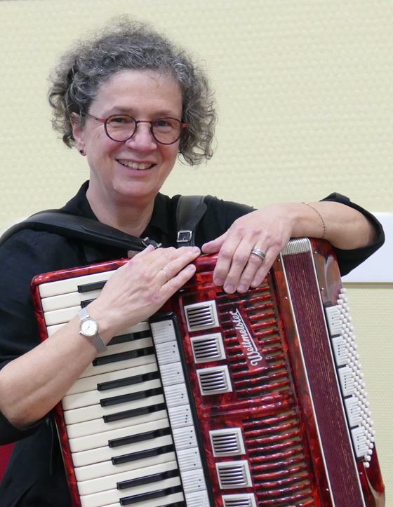 Das Bild zeigt Karla Schönfeld sitzend mit ihrem Akkordeon auf dem Schoß. Sie ist Musiklehrerin für Akkordeon, Klavier, Keyboard, Musikalische Früherziehung und Gruppenunterricht Cajon an der Musikschule Mittelsachsen.
