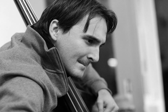 Das Bild zeigt Marcus Lewyn beim Kontrabass spielen. Er ist Musiklehrer für Kontrabass, E-Bass, E- Gitarre, Gitarre an der Musikschule Mittelsachsen.