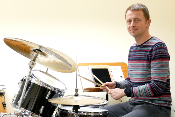 Das Bild zeigt Matthias Hüttich beim Schlagzeug spielen. Er ist Musiklehrer für Schlagzeug / Percussion an der Musikschule Mittelsachsen.