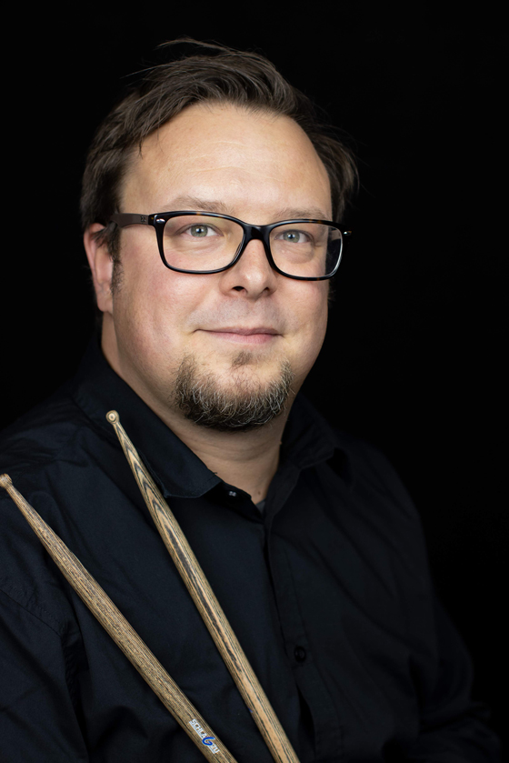 Das Bild zeigt Michael Winkler mit seinen Sticks. Er ist Musiklehrer für Schlagzeug an der Musikschule Mittelsachsen.