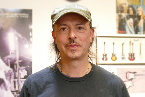 Das Bild zeigt Thomas Keilhauer. Er ist Musiklehrer für klassische Gitarre und E-Gitarre an der Musikschule Mittelsachsen.
