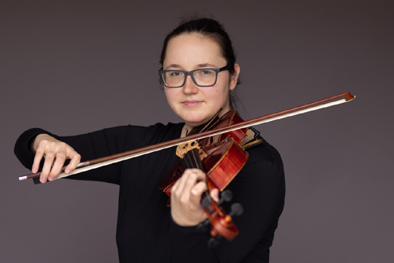Das Bild zeigt Urszula Abramczuk beim Violine spielen. Sie ist Musiklehrerin für Violine und Viola an der Musikschule Mittelsachsen.