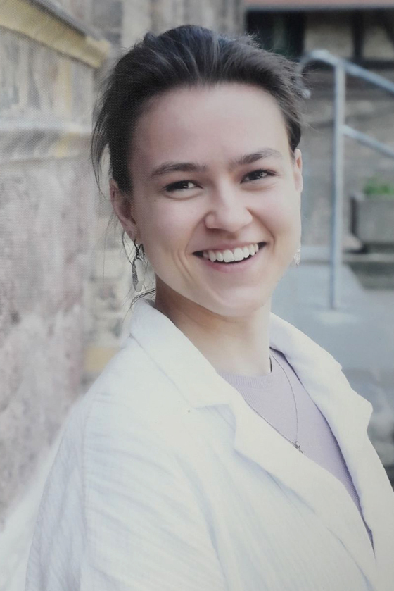 Das Bild zeigt Wiebke Koch. Sie ist Musiklehrerin für Klarinette, Saxophon und Musikalische Früherziehung an der Musikschule Mittelsachsen.