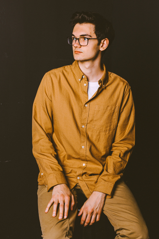 Das Bild zeigt Yaroslav Molochnyk. Er ist Musiklehrer für Klavier an der Musikschule Mittelsachsen.