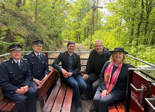 Es sitzen mehrere Personen in der Bahn Taura - Reihenfolge von links nach rechts: Martin Bauch, Eisenbahnbetriebsleiter, Robin Helmert, Vorsitzender Eisenbahnfreunde Chemnitztal e.V., Andreas Heinig, Bürgermeister Claußnitz, Landrat Sven Krüger, Kathrin Hillig, Geschäftsführerin Mittelsächsische Kultur gGmbH