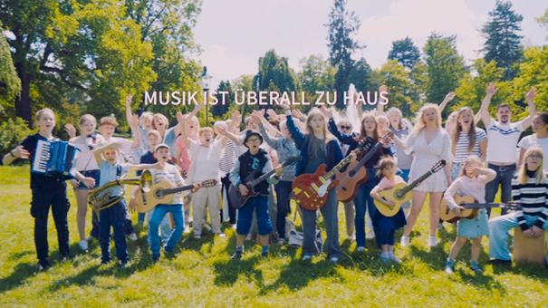 Das Imagevideo der Musikschule Mittelsachsen entwickelten wir zusammen mit der Sängerin und Songwriterin Bernadettela Hengst und der Regisseurin Stephanie von Beauvais.